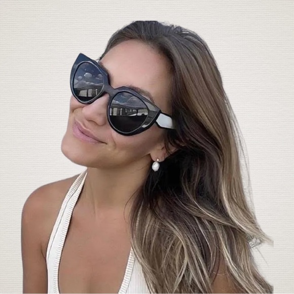 Prada PR 14WS 09Q5S0
Sunglasses Women's

Cat Eye 52mm New with box - Picture 3 of 16